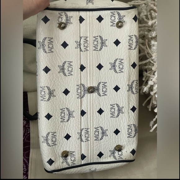 MCM WHITE BOSTON BAG W/MCM STRAP⭐️BEAUTIFUL-CONDITION⭐️💯AuThEnTiC⭐️COA - Picture 12 of 17